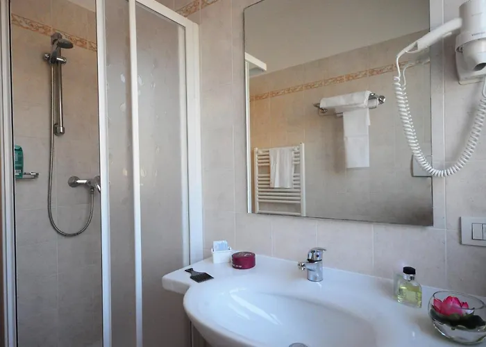 Marina Hotel 2*